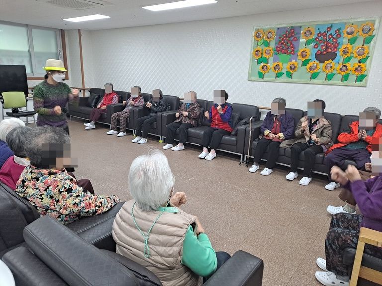 [하안노인주간보호센터] 10월 28일 웃음치료 프로그램