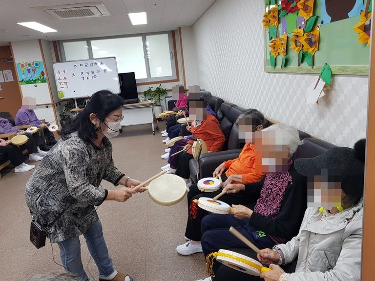 [하안노인주간보호센터]10월5일 음악치료프로그램