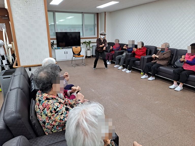 [하안노인주간보호센터] 10월 14일 웃음치료 프로그램