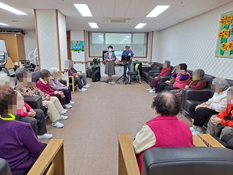 [하안노인주간보호센터] 10월 16일 정서 지원 프로그램(섹소폰연주)